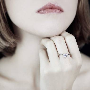 蛇纹之心形钻石订婚戒指