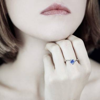 蛇纹之心形蓝宝石订婚戒指