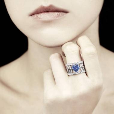 花爱 蓝宝石订婚戒指